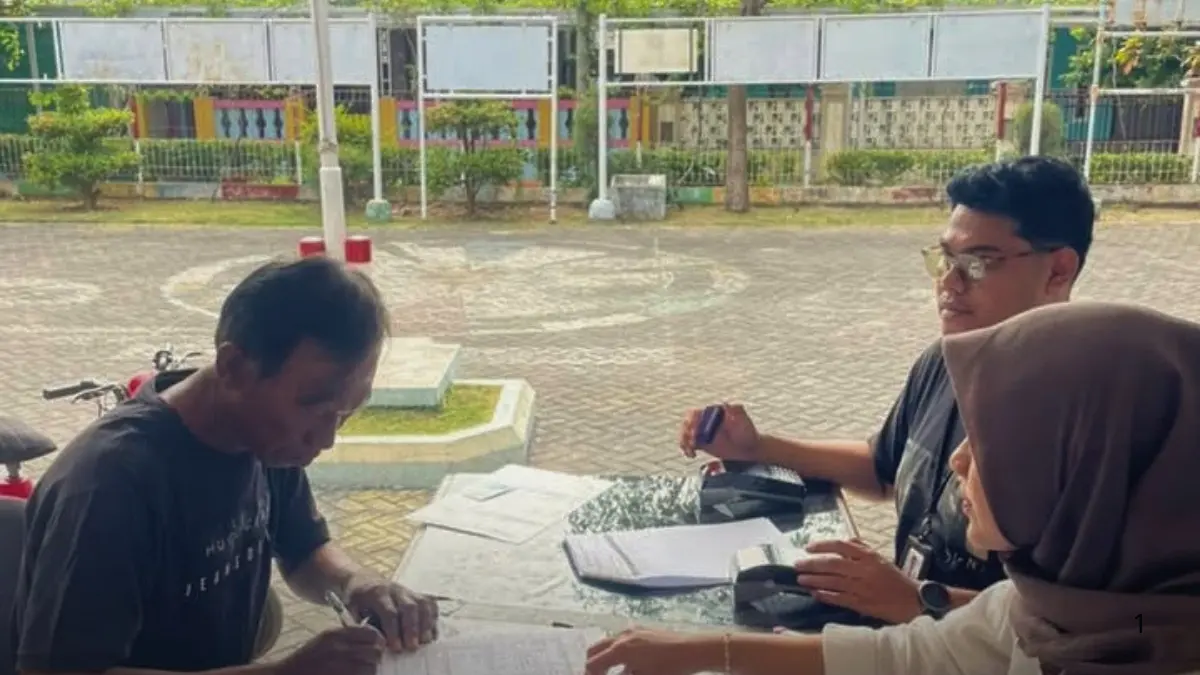 Penandatanganan penerimaan bansos (Foto: Instagram @dinsosdkijakarta)