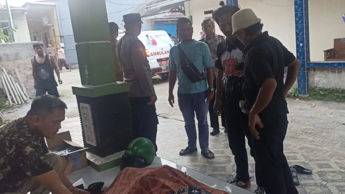 Pengemudi ojek online (ojol) meninggal saat sedang beristirahat di pinggir Jalan Parung, Kabupaten Bogor. (Dok. Polsek Parung)
