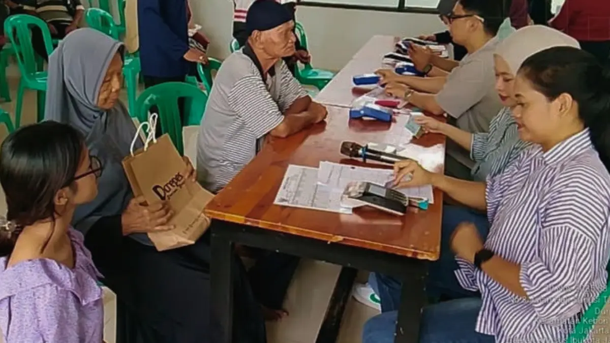 Proses penyerahan bansos pemerintah di salah satu kantor kelurahan setempat (Foto: Instagram @dinsosdkijakarta)