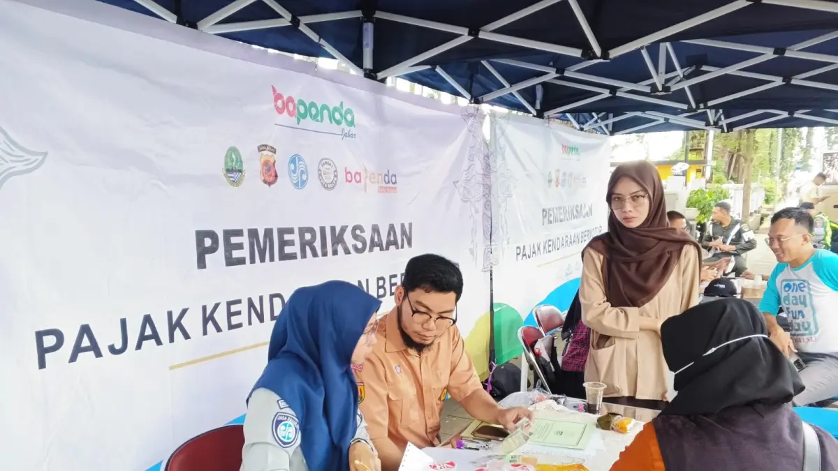 Sejumlah pengendara menjalani pemeriksaan Pajak Kendaraan Bermotor oleh petugas Samsat Kota Bogor di Jalan Pemuda, Selasa 14 April 2026. (Foto: Fikri/Radar Bogor)
