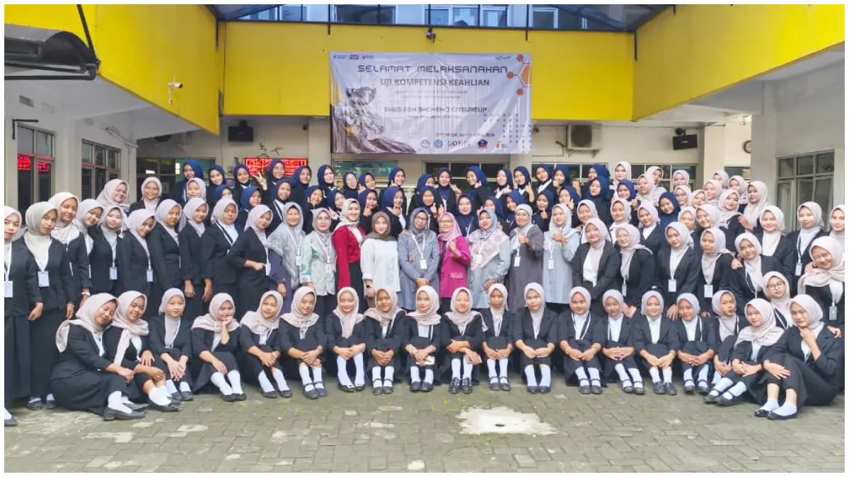 Siswa Kelas XII SMK Ash Shoheh 2 Citeureup mengikuti UKK.