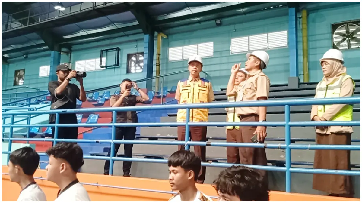 Wali Kota Bogor Dedie Rachim saat meninjau GOR Pajajaran. (Foto: Fikri/Radar Bogor)