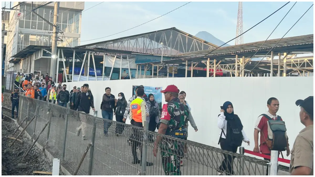 Akses pejalan kaki sementara di Stasiun Bogor. (Foto : Fauzan/Radar Bogor)