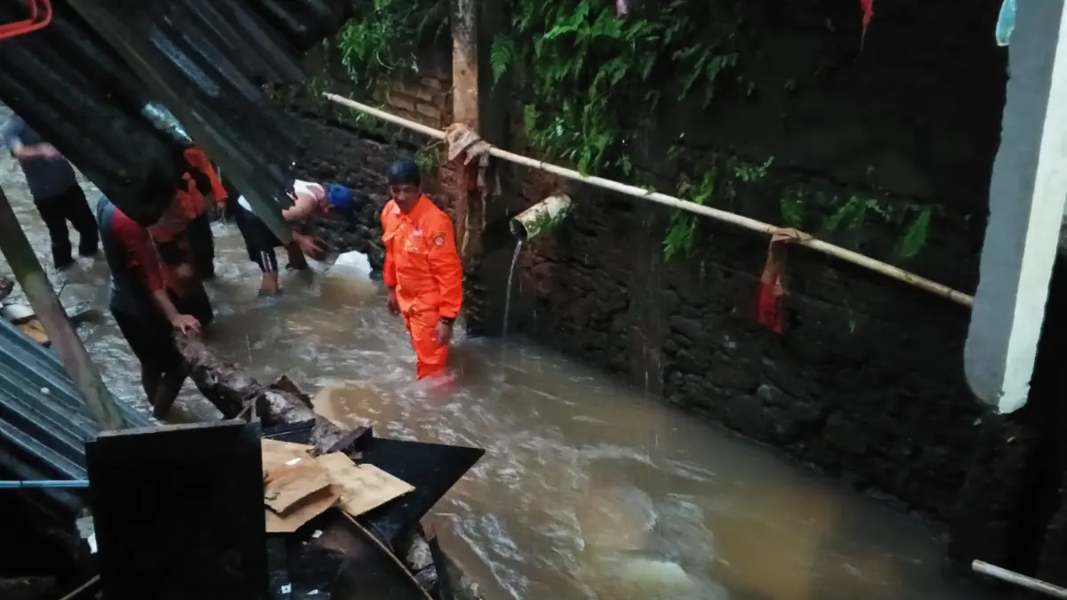 Evakuasi puing-puing bangunan yang roboh di Babakan Fakultas Bogor. Foto: Fikri/Radar Bogor