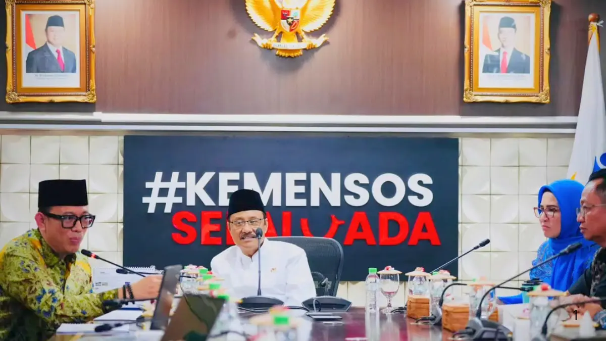 Gus Ipul beri arahan saat rapat di kantor Kemensos RI (Foto: Instagram @kemensosri)