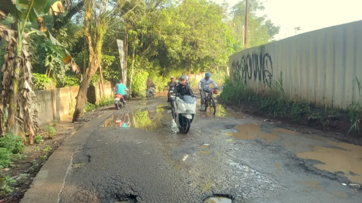 Jalan rusak di kawasan Desa Rawakalong, Kecamatan Gunungsindur, Kabupaten Bogor, Rabu 15 April 2026. 
