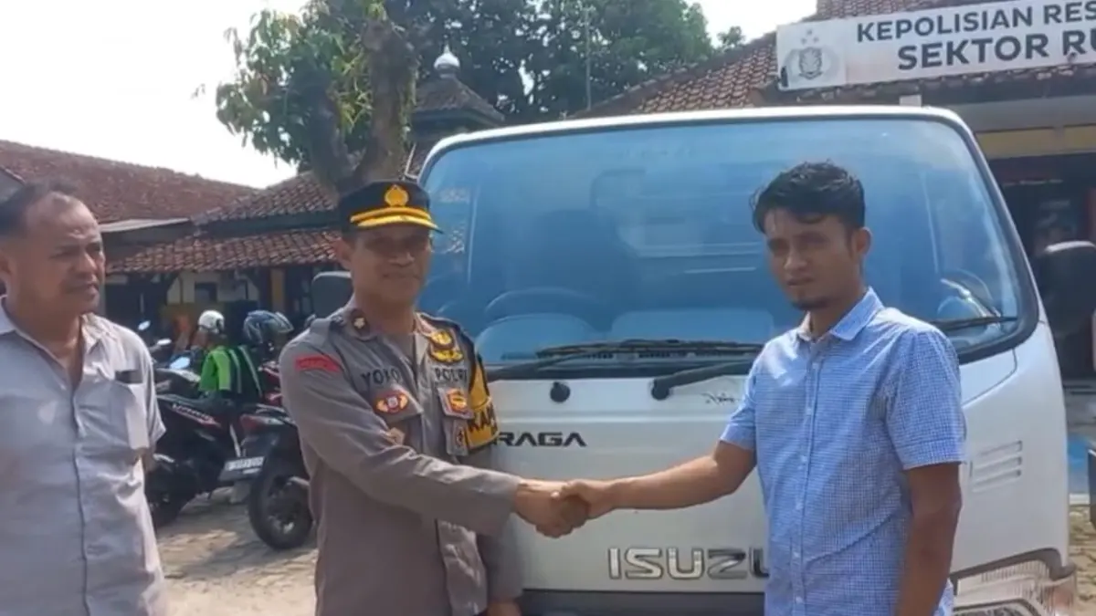 Kapolsek Rumpin Kompol Suyoko menyerahkan mobil yang ditemukan di Rumpin. (Dok. Polsek Rumpin)