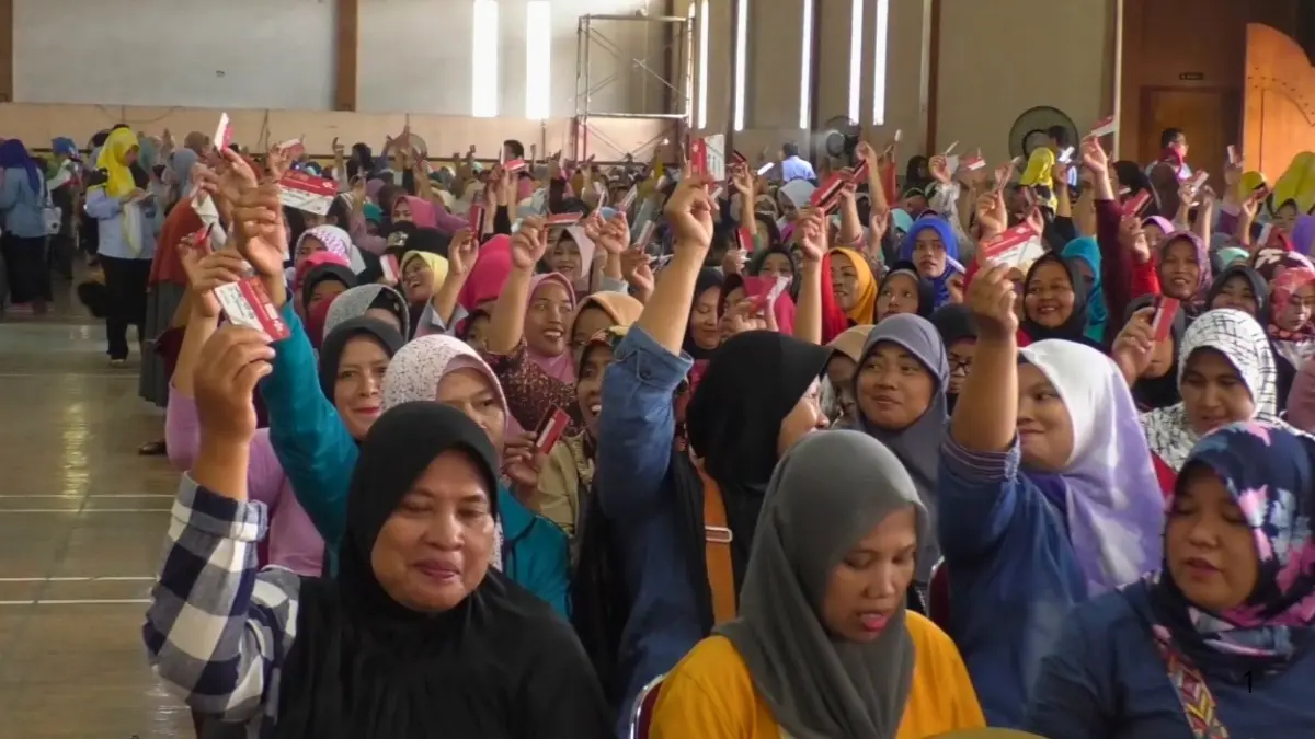 Para Penerima Bansos PKH atau BPNT (Foto: Tangkapan Layar YouTube Linjamsos Oke)