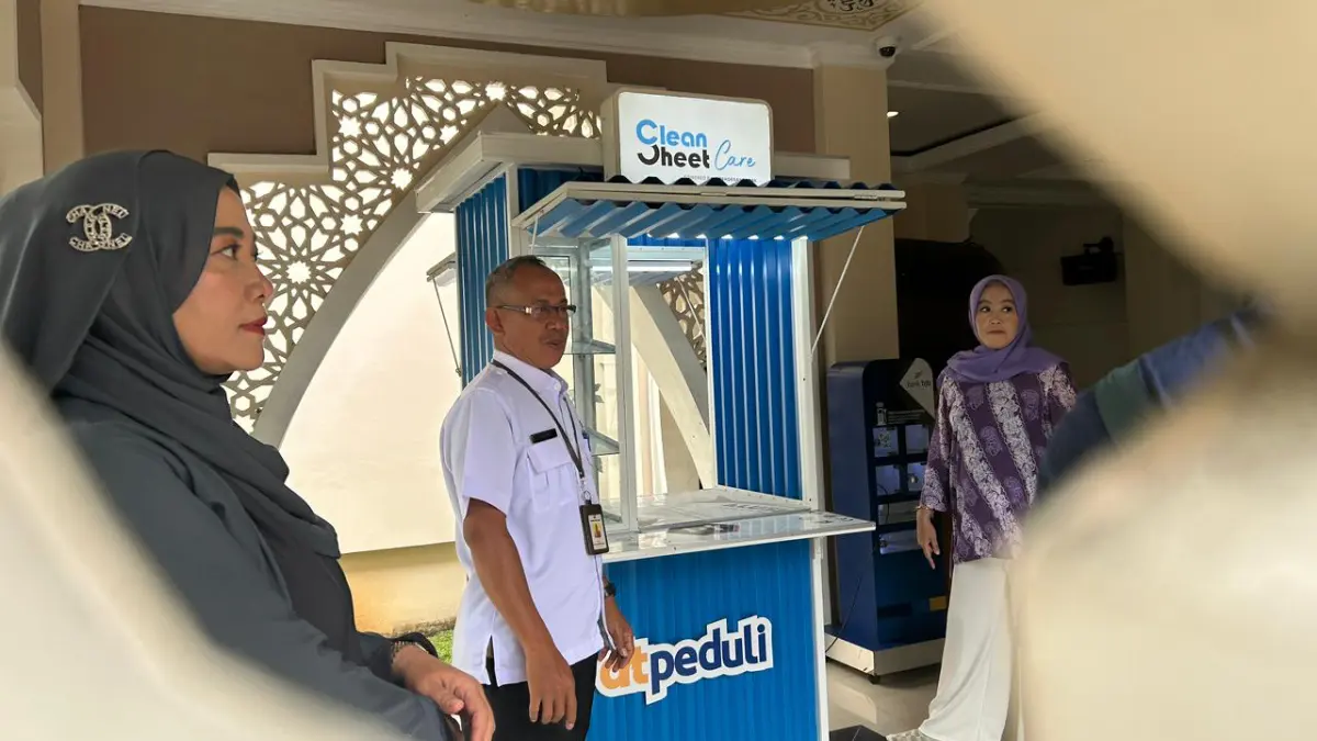 Pemberian gerai semir sepatu untuk Masjid At Taqwa Balai Kota Bogor. Foto: Fauzan/Radar Bogor