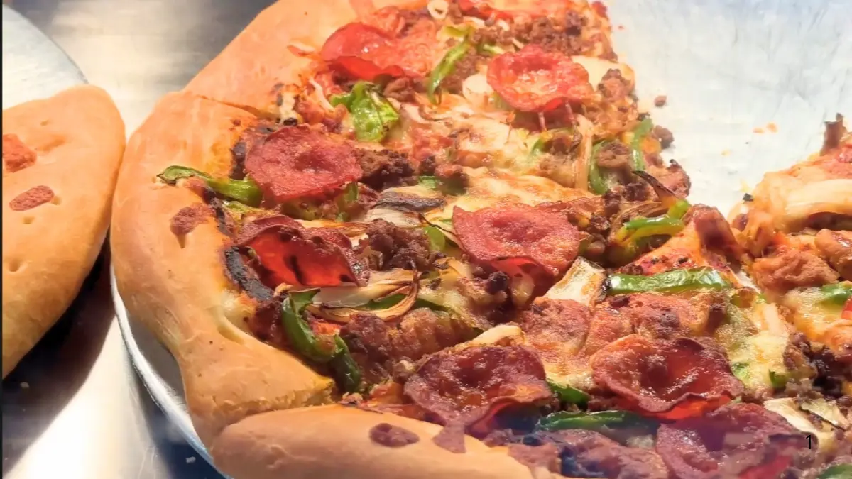 Pizza 30 ribu di Grand Lucky SCBD yang dicicipi oleh sang food vlogger (Foto: Tangkapan Layar YouTube Mamank Kuliner)