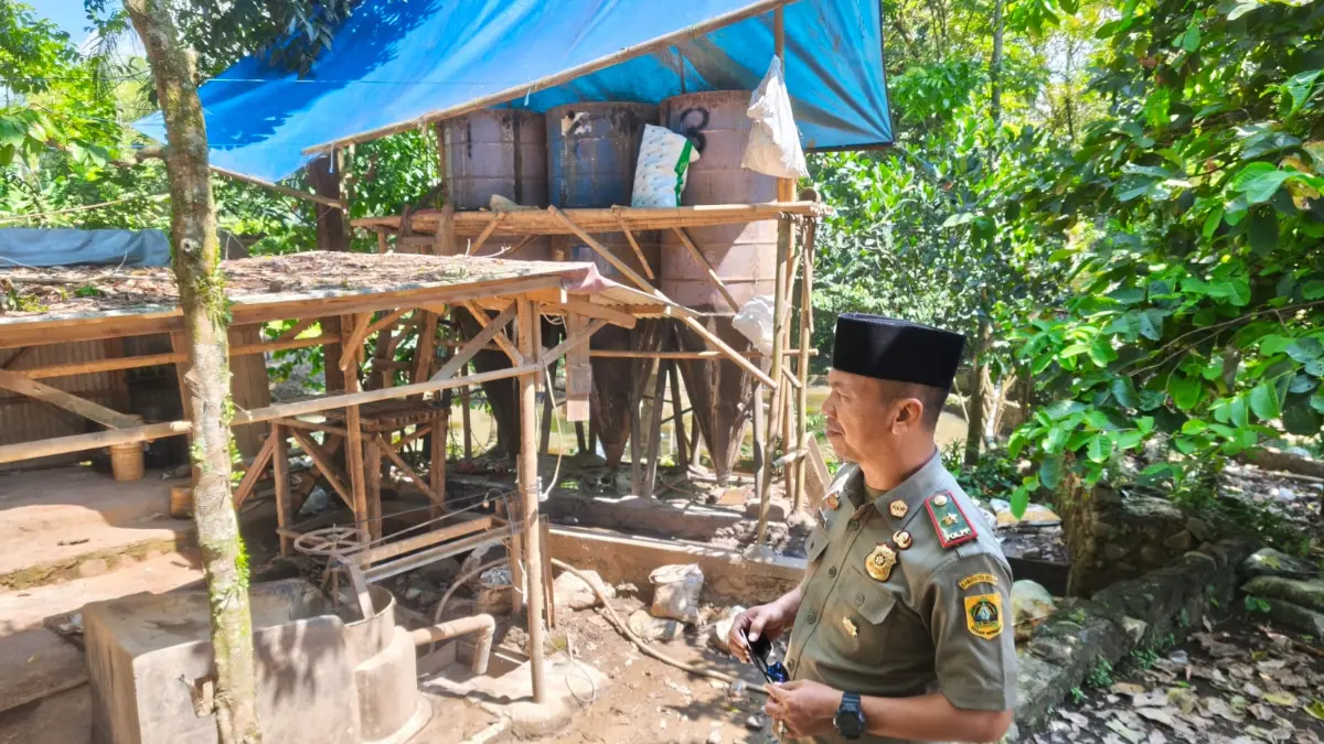 Satpol PP Kecamatan Leuwisadeng saat sidak ke lokasi pengelolaan emas di Desa Sibanteng, Leuwisadeng, Kabupaten Bogor. (Septi N/Radar Bogor)