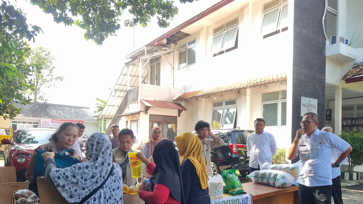 Warga mengantre saat bazar Gerakan Pangan Murah di Kantor Kelurahan Tanah Baru, Rabu 15 April 2026.