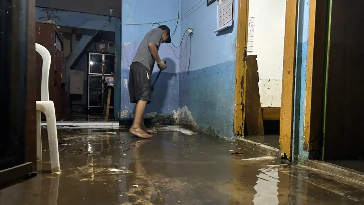 Warga Tegallega Bogor yang tengah bersih-bersih pasca rumahnya diterjang banjir. Foto: Fauzan/Radar Bogor