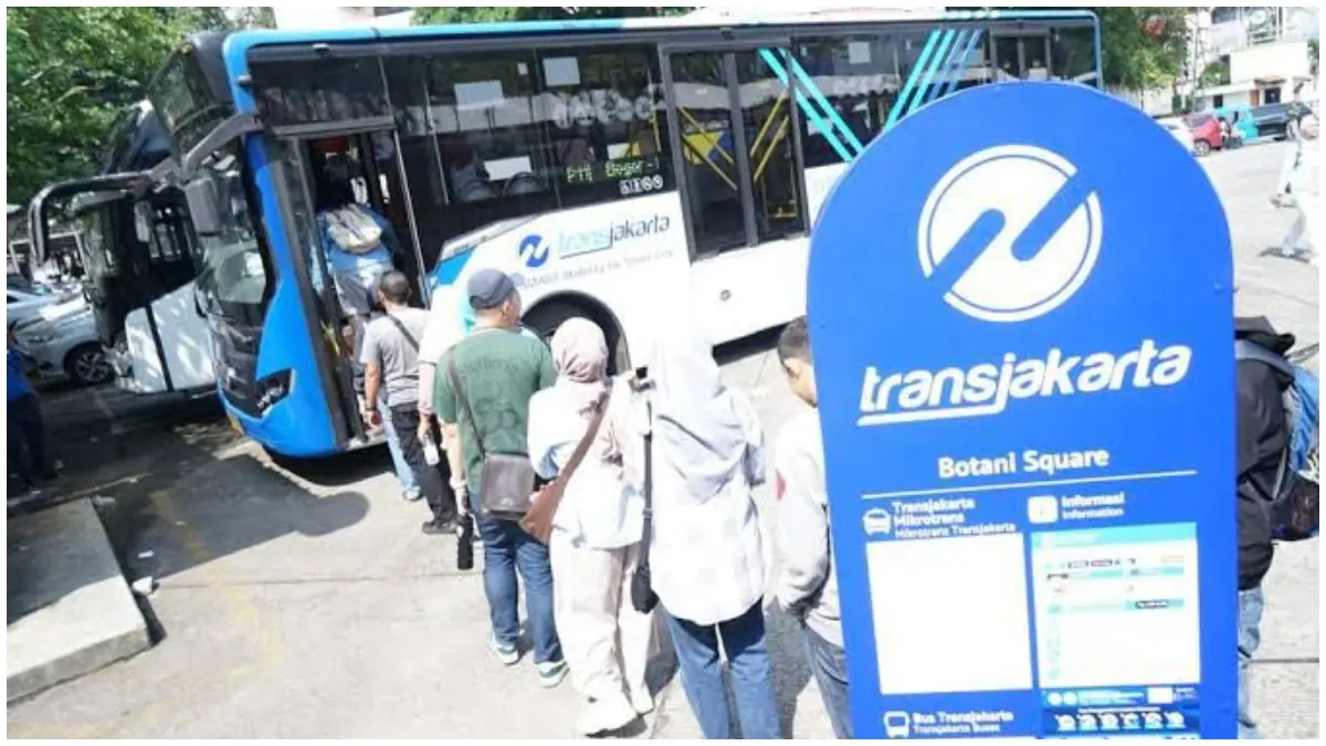 Warga yang tengah antre untuk naik Trasnjabodetabek di Halte Botani Suare. (Foto : Sofyansyah/Radar Bogor)