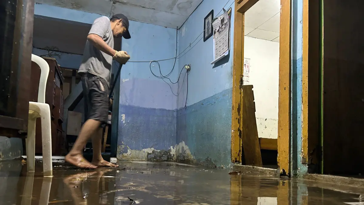 Warga yang tengah berjibaku membersihkan sisa banjir di rumahnya, di wilayah Tegallega, Bogor. Foto: Fauzan/Radar Bogor