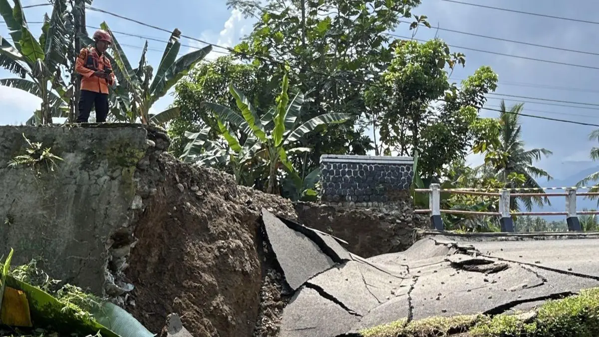 BPBD Kabupaten Bogor saat melakukan penanganan jembatan amblas di Kecamatan Tanjungsari, Kamis, 16 April 2026. (Dok. BPBD Kabupaten Bogor)