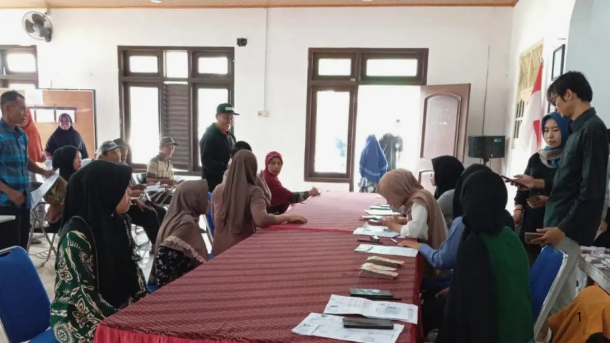 Distribusi bantuan sosial pemerintah kepada masyarakat penerima (Foto:&nbsp;pagerdawung-ringinarum.kendalkab.go.id)