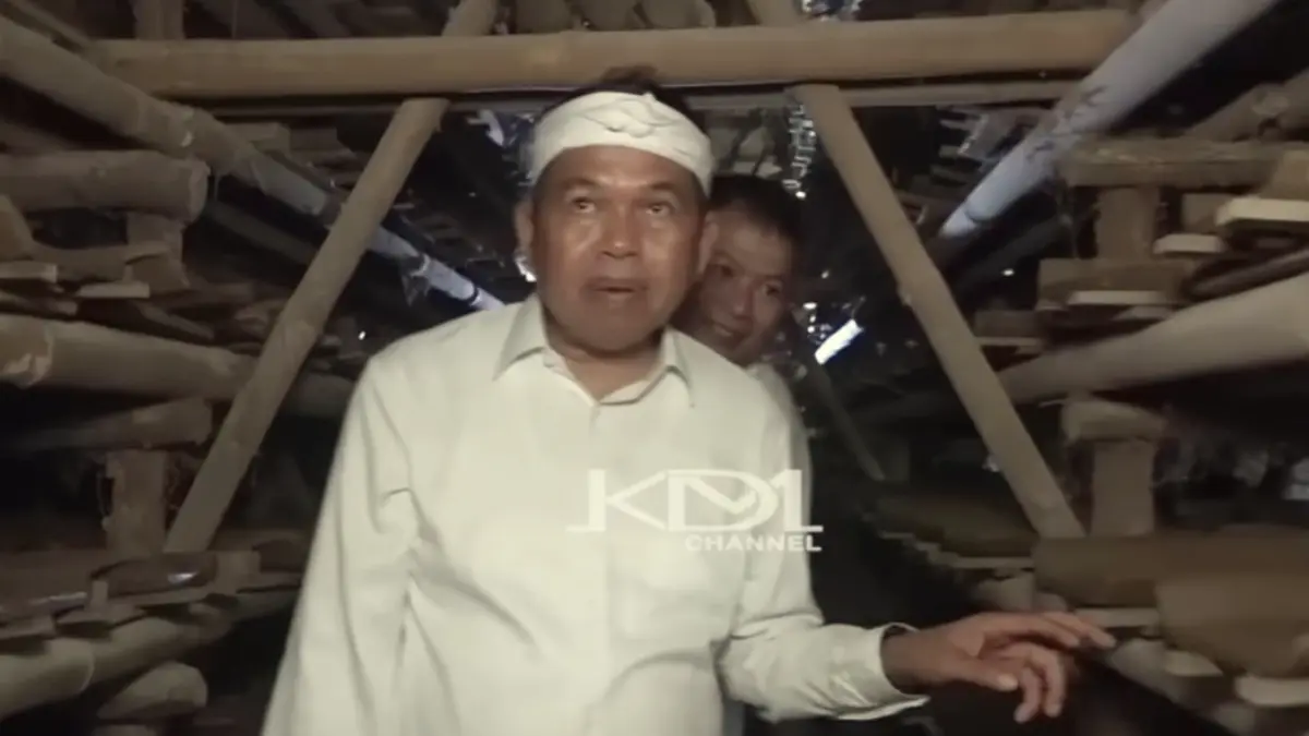 Gubernur Jawa Barat, Dedi Mulyadi saat mengunjungi pabrik genteng di Plered.  (KANG DEDI MULYADI CHANNEL) 