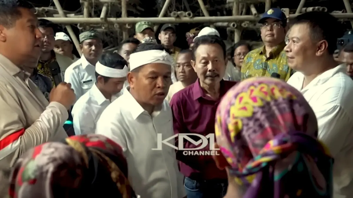 Gubernur Jawa Barat, Dedi Mulyadi saat mengunjungi pabrik genteng di Plered.  (KANG DEDI MULYADI CHANNEL)