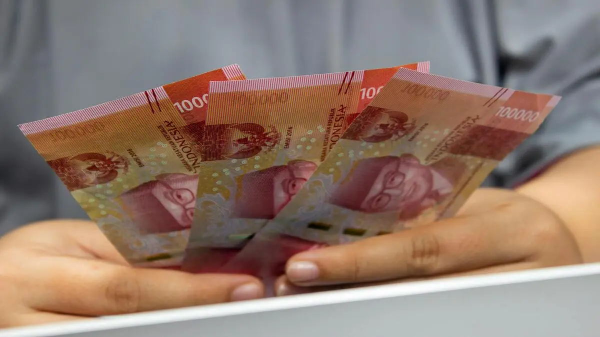 Ilustrasi dana bansos dipegang oleh KPM. (Foto: Pexels/Ahsanjaya)