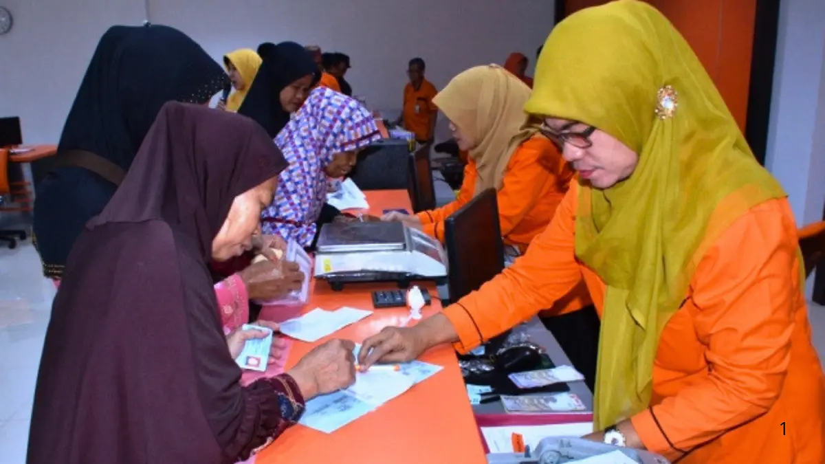 Ilustrasi distribusi bansos PKH dan BPNT untuk warga Desil 1-4. (Foto: barat.jakarta.go.id)