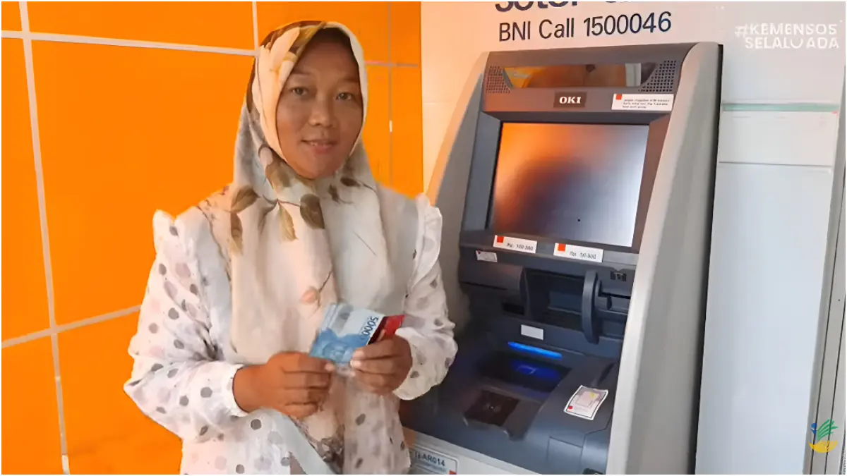 Ilustrasi KPM melakukan pencairan dana bansos (Foto: YouTube Kemensos RI)