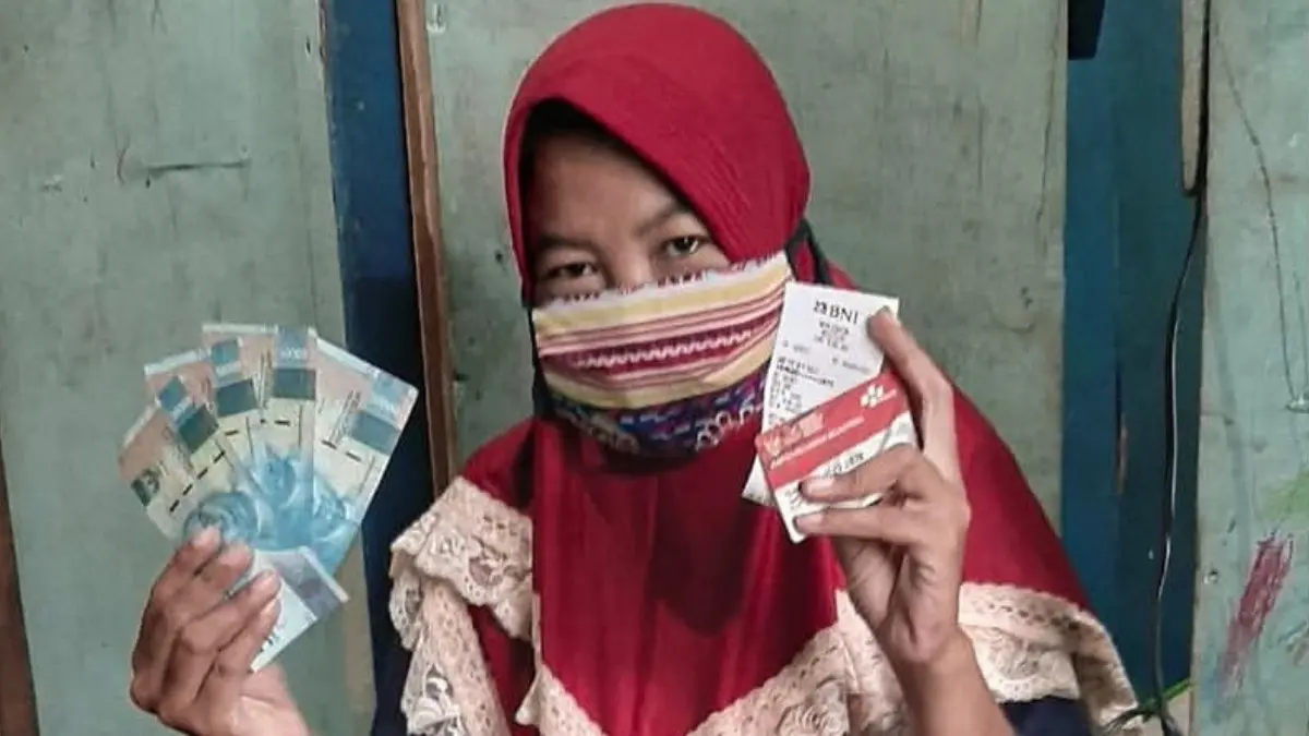 Ilustrasi KPM mencairkan saldo bansos di KKS. (Foto: Instagram @pkhbanjarsari)