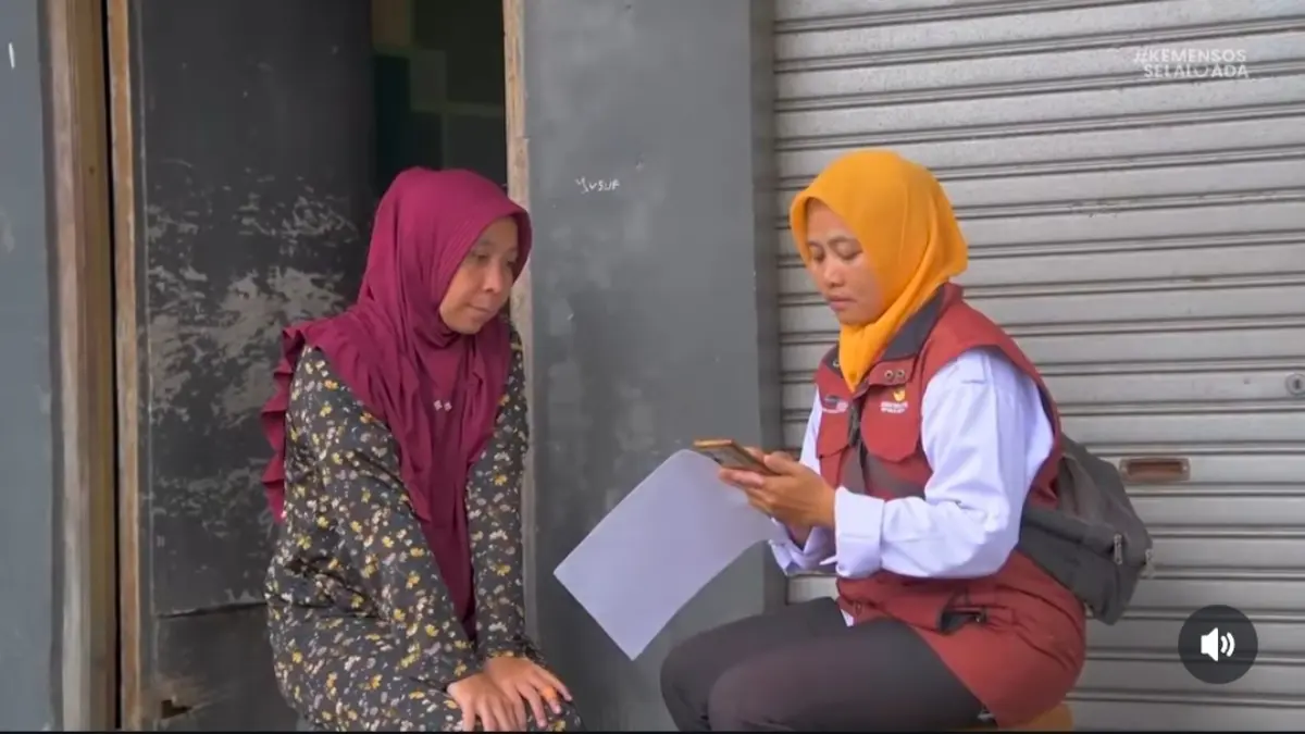 Ilustrasi pengecekan data KPM bansos oleh pendamping sosial. (Foto: YouTube Kemensos RI)

