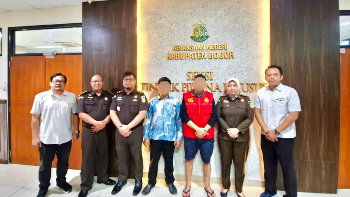 Kantor Wilayah Direktorat Jenderal Pajak JawaBarat III (Kanwil DJP Jabar III) menyerahkan tersangka beserta barang bukti kepada Kejari Kabupaten Bogor. (Dok. Kanwil DJP Jabar III)