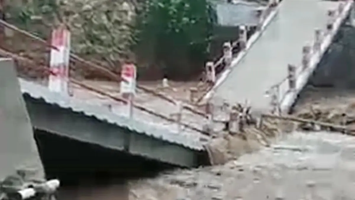Kondisi jembatan yang ambruk di Desa Gobang, Rumpin, Kabupaten Bogor dan belum lama diresmikan. (Tangkapan layar video warga)