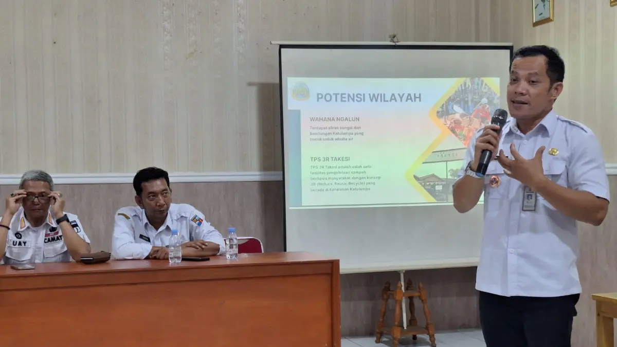 Lurah Katulampa Deni Ramdhani bersama jajaran pemerintah dan awak media saat media gathering di Aula Kelurahan Katulampa, Rabu, 15 April 2026 (Dede/Radar Bogor)