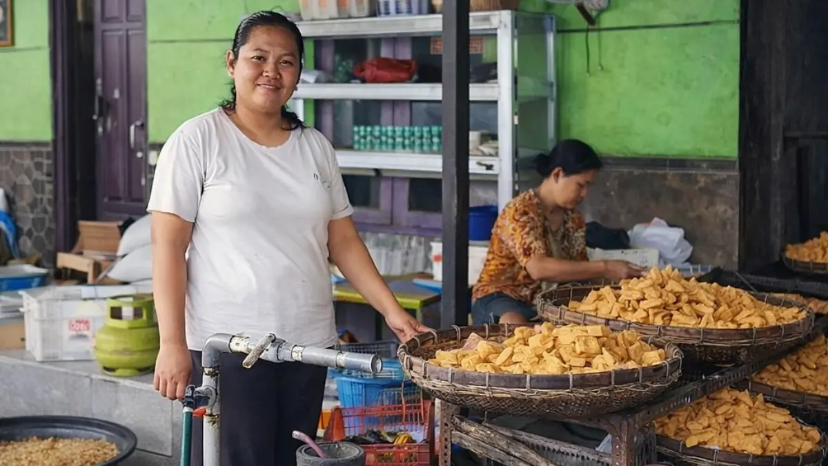Nia Anggraini, perempuan asal Purwogondo, Kartasura, yang sukses membesarkan usaha produksi tahu hingga menjadi penopang utama ekonomi keluarganya. Foto: BRI