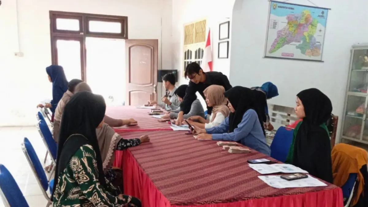 Pemberian bantuan sosial kepada warga yang berhak (Foto:&nbsp;pagerdawung-ringinarum.kendalkab.go.id)