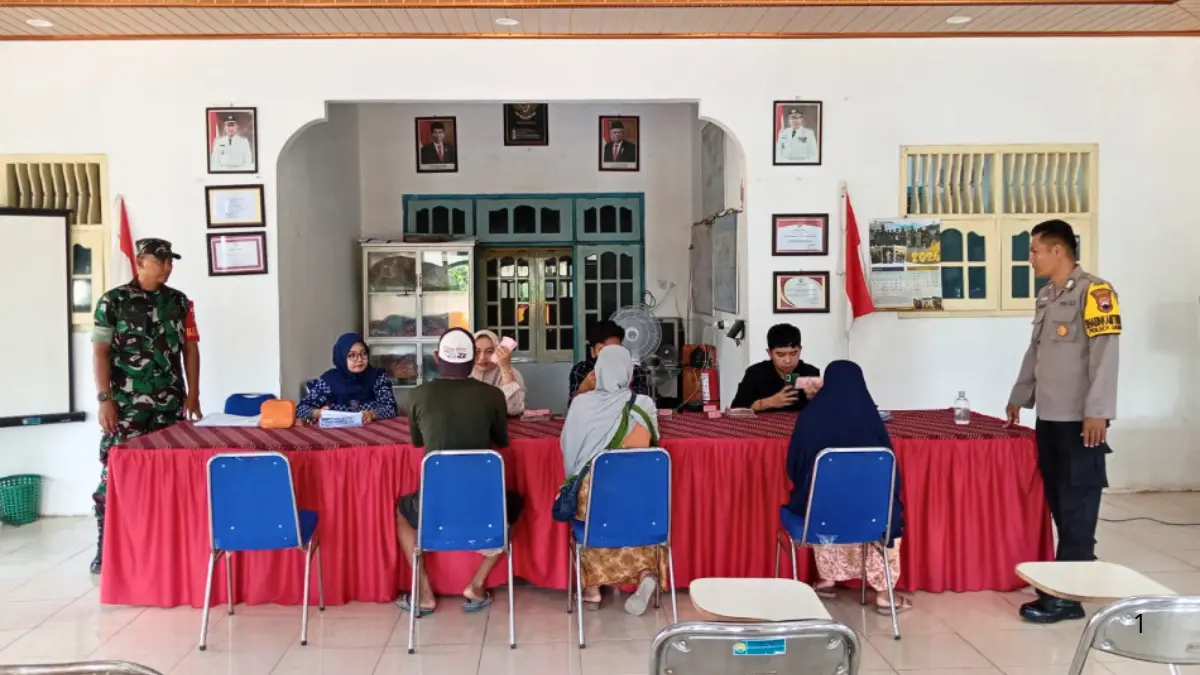 Pengucuran bantuan sosial kepada kelompok miskin (Foto:&nbsp;pagerdawung-ringinarum.kendalkab.go.id)