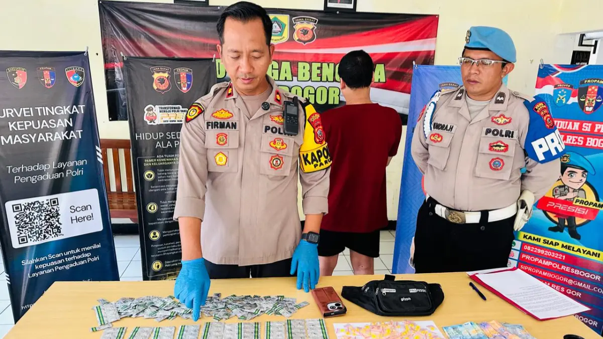Penjual obat keras ilegal menyamar jadi tukang roti di Parung Kabupaten Bogor ditangkap. (Dok. Polsek Parung)