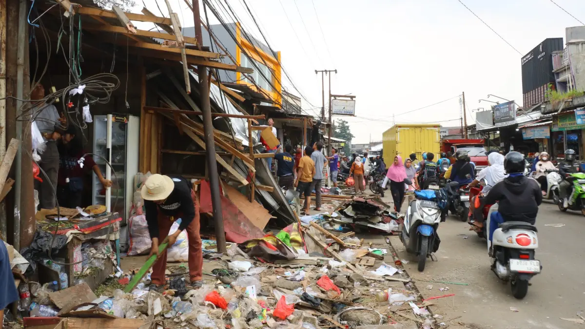 Satpol PP Kabupaten Bogor robohkan 191 lapak PKL di bahu Jalan Haji Nawi, Parung, Kabupaten Bogor. Foto: Hendi Novian / Radar Bogor
