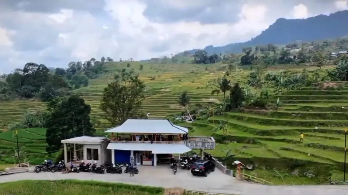 Saung Luhur Puncak (Foto: Tangkapan Layar YouTube Tukang Ulin)