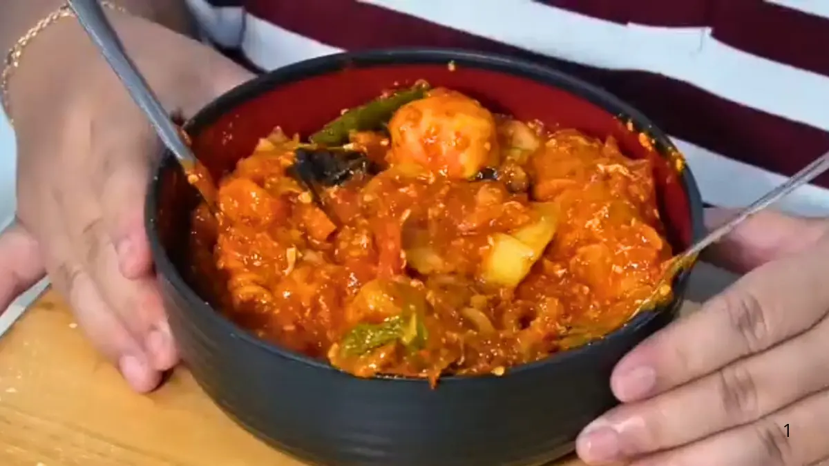 Seblak buatan khas Bunda Ira (Foto: Tangkapan Layar YouTube Separuh Aku Lemak)