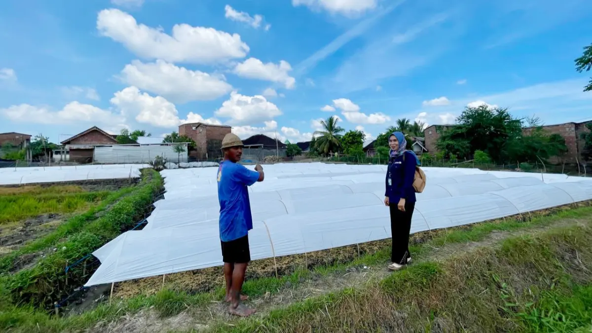 Sri Malasarin seorang tenaga pemasar mikro atau mantri BRI yang bertugas di wilayah Mujur, Kecamatan Praya Timur, Kabupaten Lombok Tengah, NTB. (Dok. BRI)