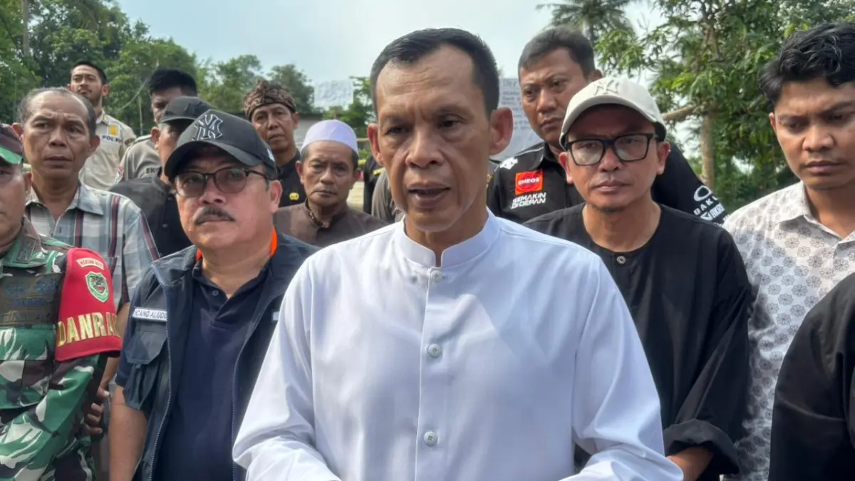 Wakil Bupati Bogor Ade Ruhandi atau Jaro Ade meninjau lokasi jembatan ambruk di Desa Gobang, Kecamatan Rumpin, Kabupaten Bogor, Kamis 16 April 2026. (Dok. Diskominfo Kabupaten Bogor)