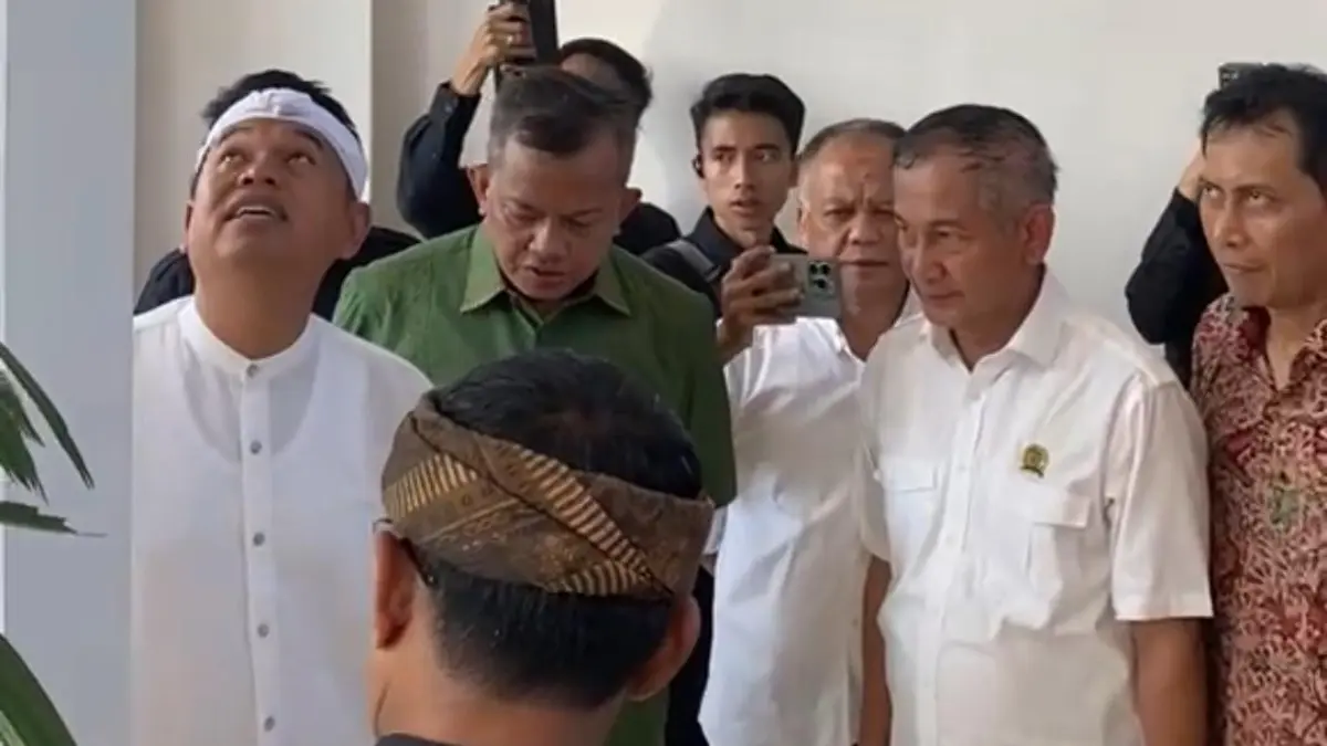 Wakil Ketua Komisi III DPRD Kabupaten Bogor Beben Suhendar bersama Gubernur Jawa Barat Dedi Mulyadi saat meresmikan SMAN 3 Jonggol, Kabupaten Bogor, Kamis, 16 April 2026. (Ali/Radar Bogor)