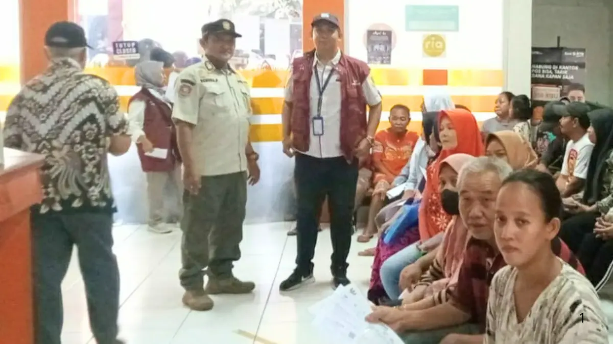 Antusiasme warga penerima manfaat untuk mengantre demi mendapatkan bansos PKH atau BPNT. Foto: barat.jakarta.go.id