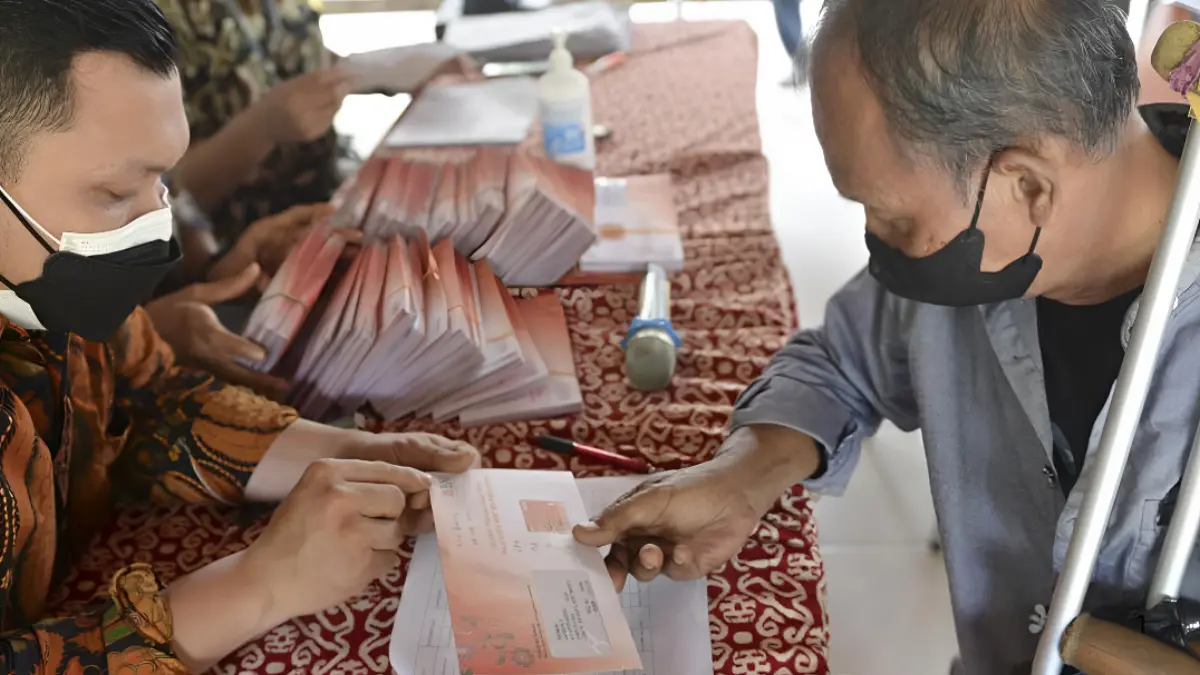 Ilustrasi distribusi dana PKH untuk warga kurang mampu (Foto:&nbsp;krandeganbayan.id)