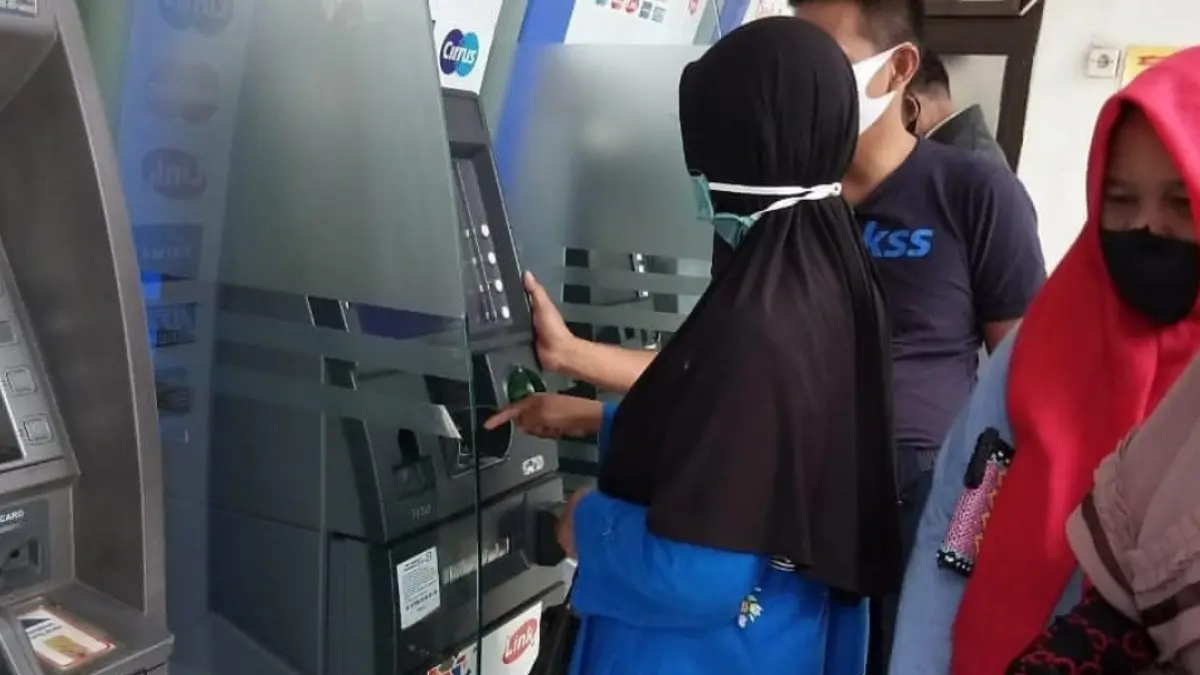 Ilustrasi KPM bansos PKH BPNT mencairkan dana bantuan. Foto: Instagram @pkhbanjar