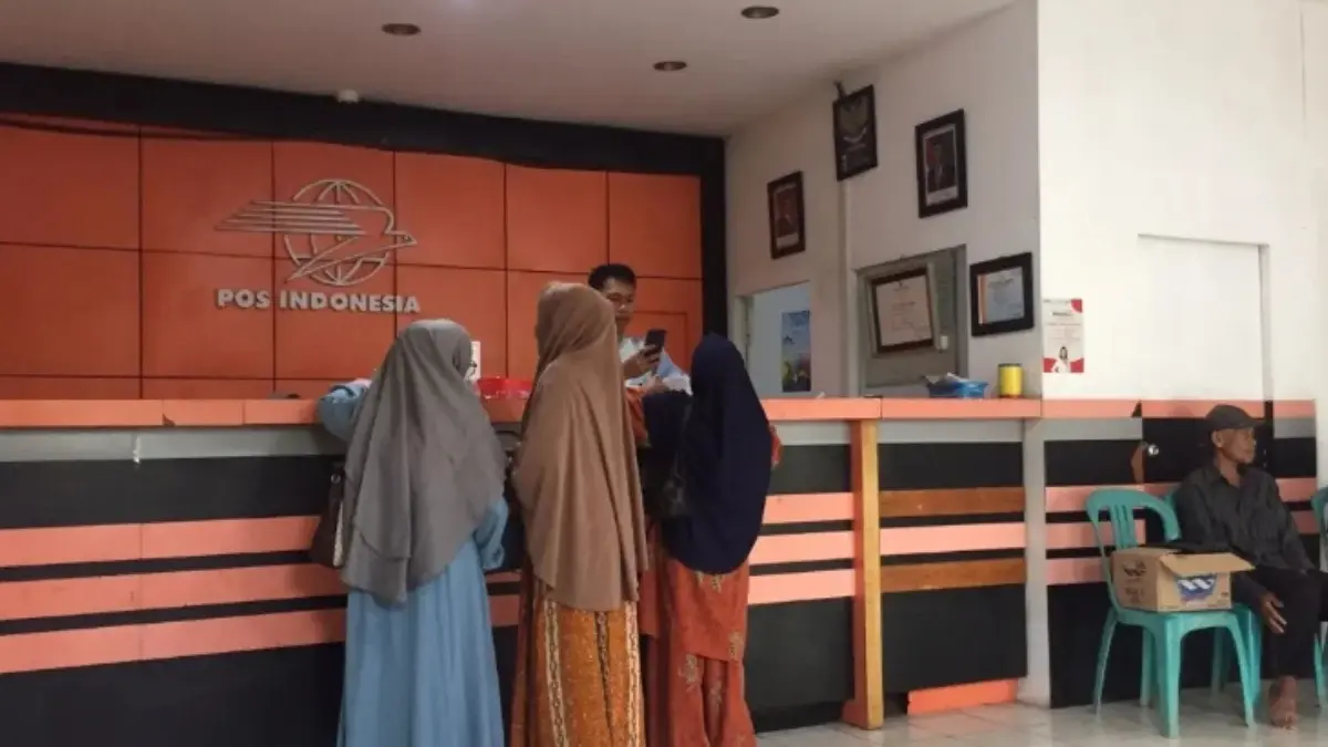 Ilustrasi. KPM bansos PKH BPNT mengambil dana bantuan melalui Kantor Pos. Foto: Instagram @pkhbanjar