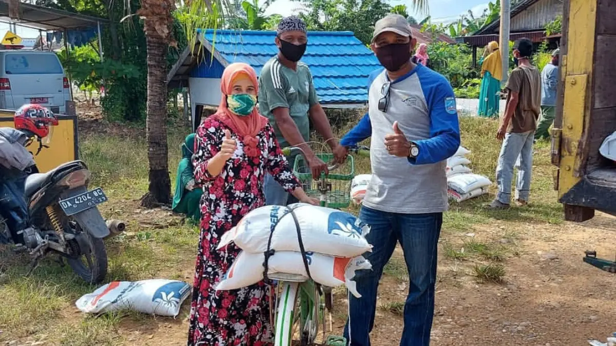 Ilustrasi pengambilan bansos pangan beras 20 kg dan minyak goreng 4 liter. (Foto: Instagram @pkhbanjar)
