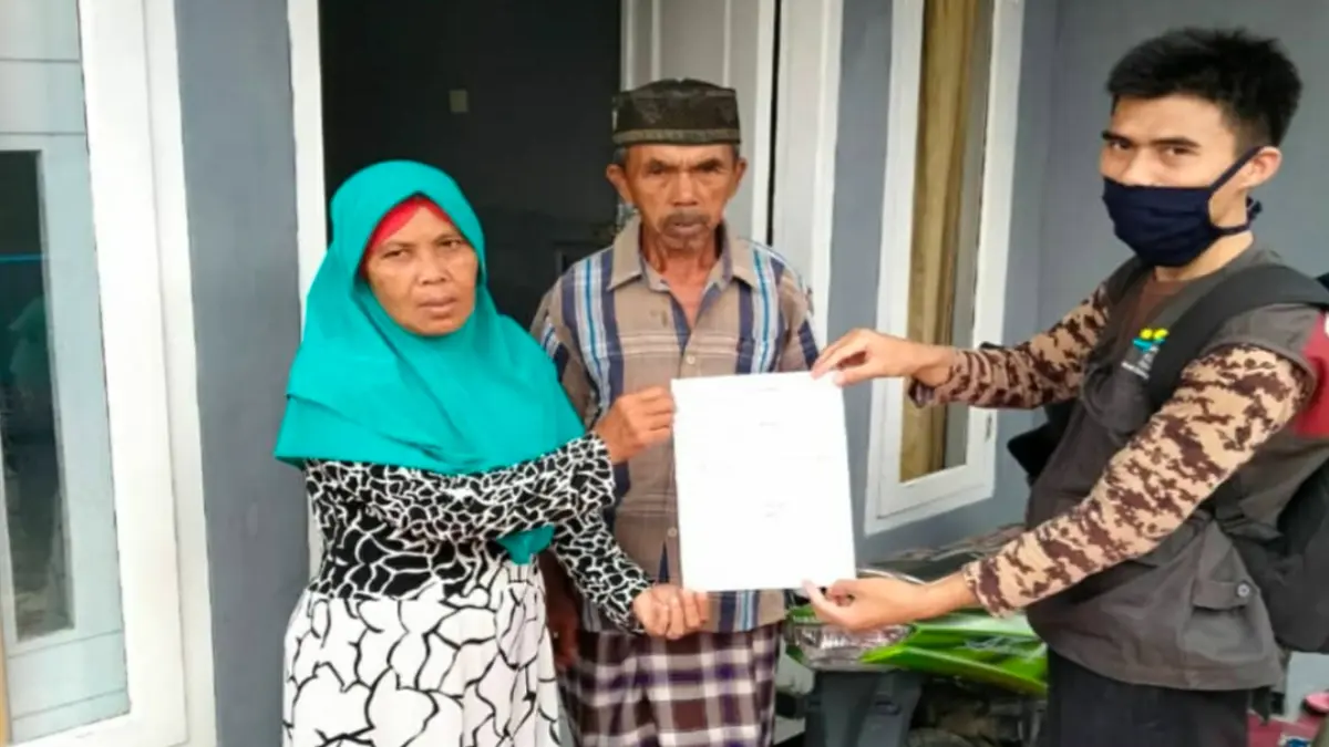 Ilustrasi penyaluran bansos oleh petugas ke rumah KPM. (Foto: Instagram @pkhbogorkab)