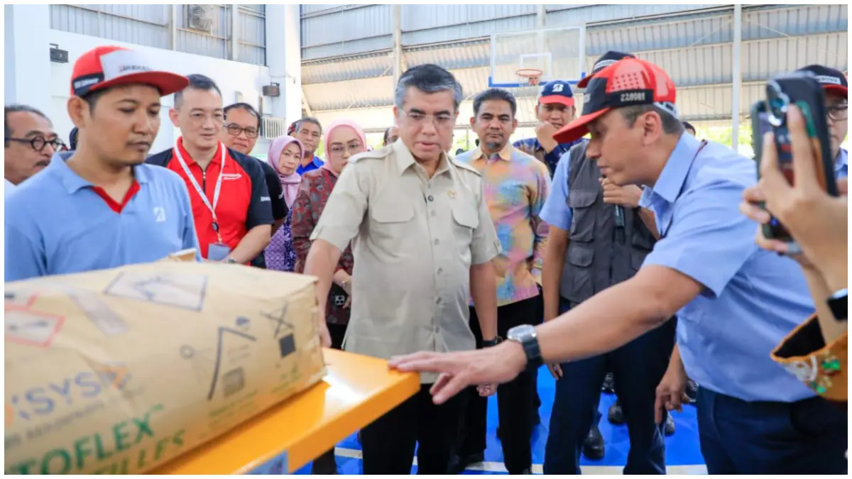 Menaker Yassierli  saat menghadiri penandatanganan Perjanjian Kerja Bersama (PKB) XVI antara manajemen PT Bridgestone Tire Indonesia dan Serikat Pekerja PT Bridgestone, Kamis 16 April 2026. (Foto : Istimewa)