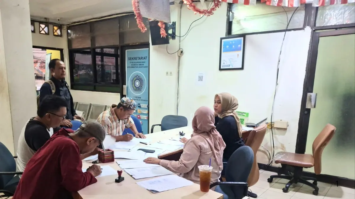 Penandatanganan untuk penerimaan bansos PKH atau BPNT. Foto: barat.jakarta.go.id