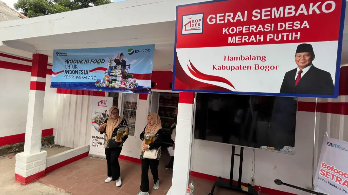Petugas Koperasi Merah Putih di Hambalang, Babakan Madang, Kabupaten Bogor.(Hendi Novian/Radar Bogor)
